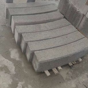 桂林芝麻白弧形路牙石