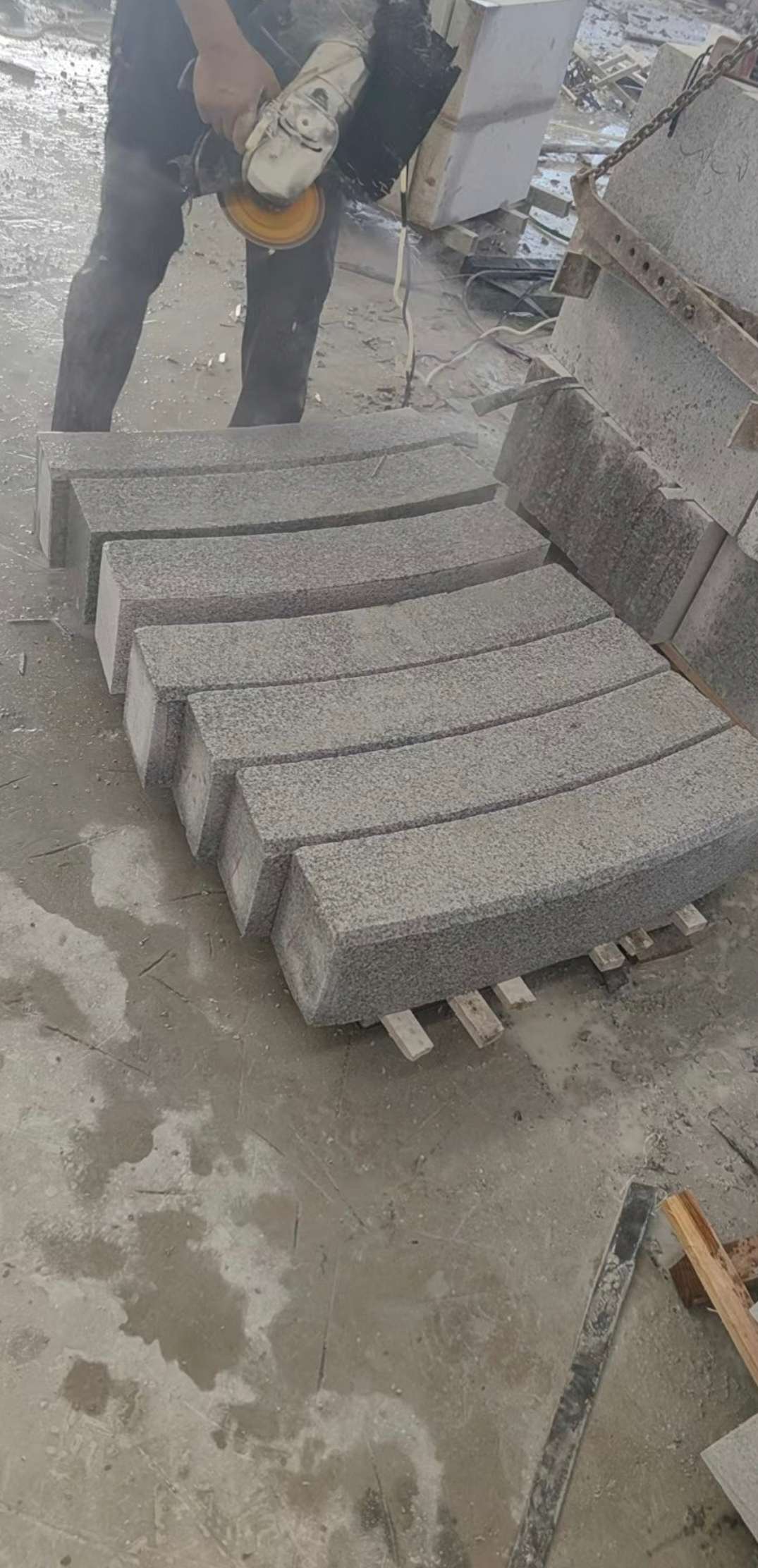桂林芝麻白弧形路牙石